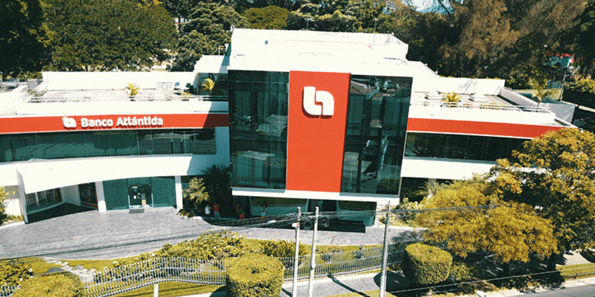 Migración del Sistema Central Bancario (Core Banking), Arquitectura en la Nube y Microservicios, e Integración de Talento Fintech On-Demand. project background image